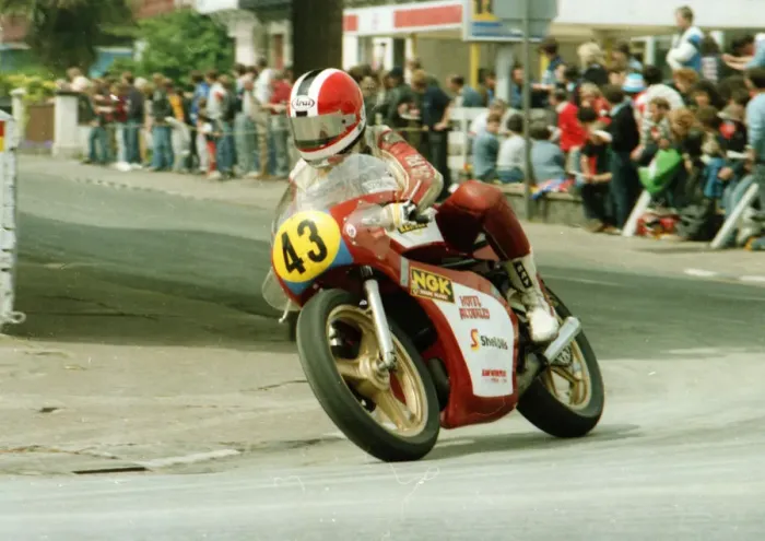 Framed Print : Tony Head (Yamaha) 1984 Senior TT Framed Print : Tony Head (Yamaha) 1984 Senior TT
