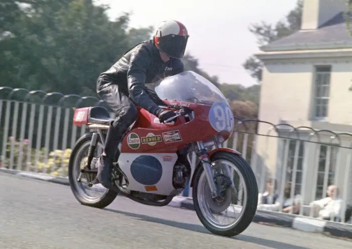 Framed Print : Tony Jones (Aermacchi) 1972 Junior Manx Grand Prix Framed Print : Tony Jones (Aermacchi) 1972 Junior Manx Grand Prix