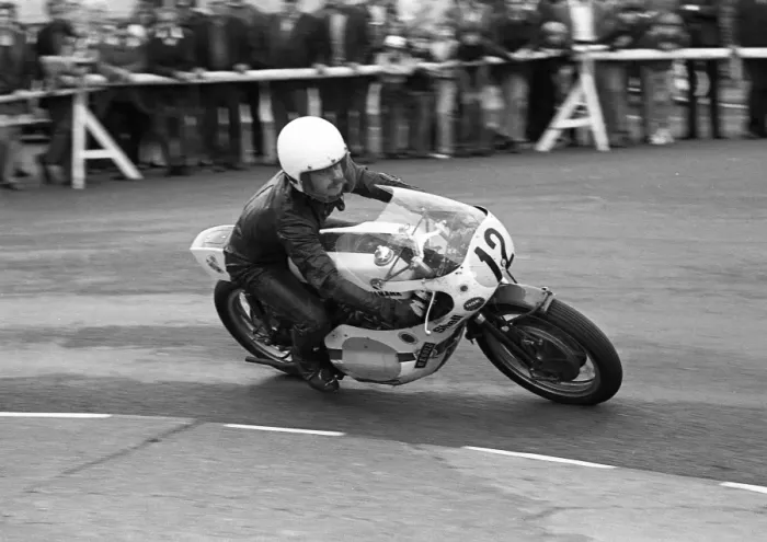 Framed Print : Tony Randle (Yamaha) 1975 Senior Manx Grand Prix Framed Print : Tony Randle (Yamaha) 1975 Senior Manx Grand Prix