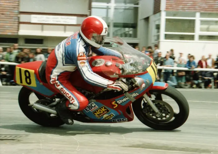 Framed Print : Tony Rutter (Yamaha) 1984 Senior TT Framed Print : Tony Rutter (Yamaha) 1984 Senior TT