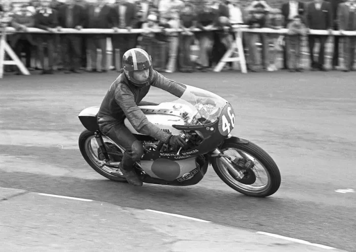 Framed Print : Tony Snape (Yamaha) 1975 Lightweight Manx Grand Prix Framed Print : Tony Snape (Yamaha) 1975 Lightweight Manx Grand Prix