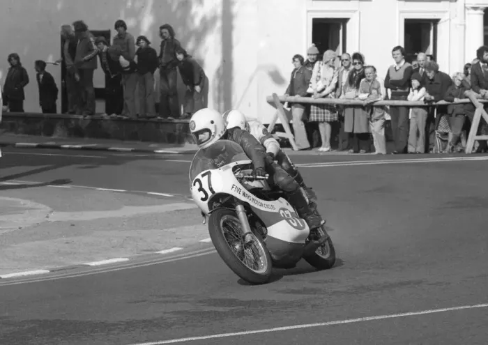 Framed Print : Tony Snape (Yamaha) 1977 Lightweight Manx Grand Prix Framed Print : Tony Snape (Yamaha) 1977 Lightweight Manx Grand Prix