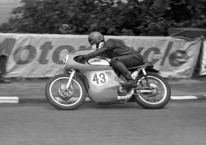 Framed Print : Tony Willmott (Norton) 1965 Senior TT Framed Print : Tony Willmott (Norton) 1965 Senior TT