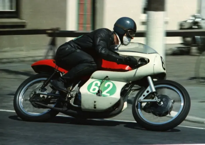 Framed Print : Tony Willmott (Royal Enfield) 1967 Lightweight TT Framed Print : Tony Willmott (Royal Enfield) 1967 Lightweight TT
