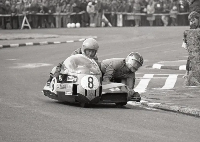 Framed Print : Trevor Ireson & Dave Houghton (Konig) 1975 1000 Sidecar TT