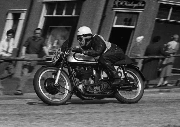 Framed Print : Victor Williams (Norton) 1953 Junior Manx Grand Prix