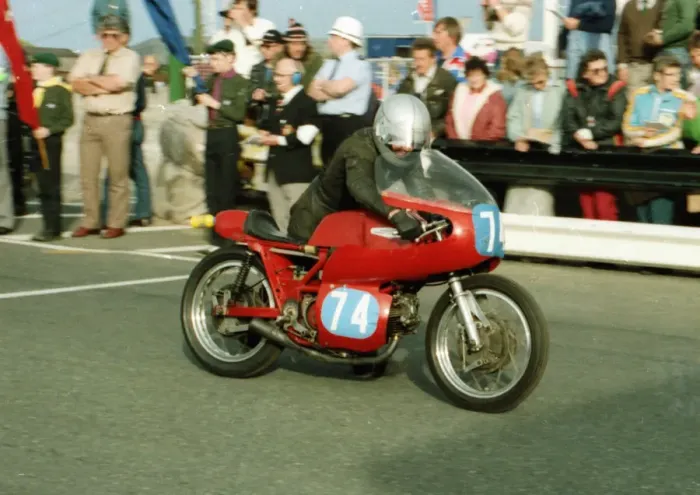 Framed Print : Vin Duckett (Aermacchi) 1984 Historic TT Framed Print : Vin Duckett (Aermacchi) 1984 Historic TT