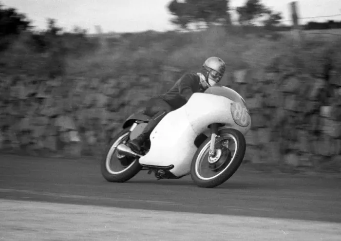 Framed Print : Vin Duckett (AJS) 1962 Junior Manx Grand Prix practice Framed Print : Vin Duckett (AJS) 1962 Junior Manx Grand Prix practice