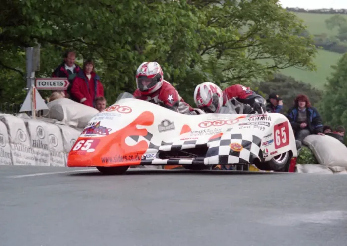 Framed Print : Vince Butler & Carl Pegg (Molyneux Yamaha) 2000 Sidecar TT