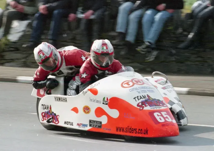 Framed Print : Vince Butler & Carl Pegg (Molyneux Yamaha) 2000 Sidecar TT Framed Print : Vince Butler & Carl Pegg (Molyneux Yamaha) 2000 Sidecar TT