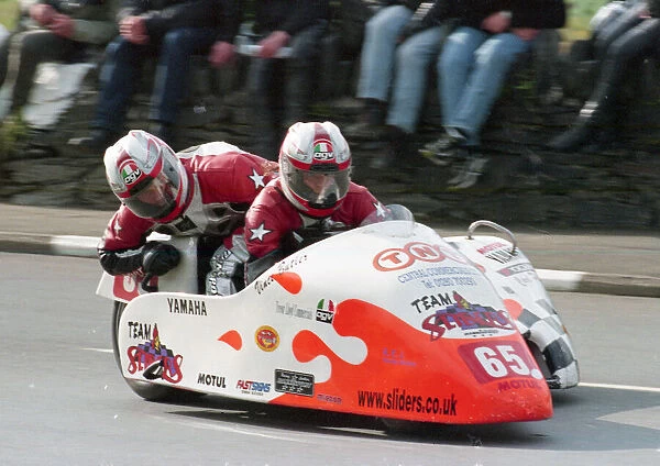 Vince Butler & Carl Pegg (Molyneux Yamaha) 2000 Sidecar TT
