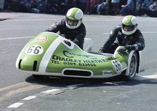 Warwick Newman & Alan Warner (Cradley Heath Rumble Kawasaki) 1981 Sidecar TT