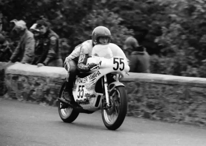 Framed Print : Wayne Dinham (Yamaha) 1977 Classic TT Framed Print : Wayne Dinham (Yamaha) 1977 Classic TT