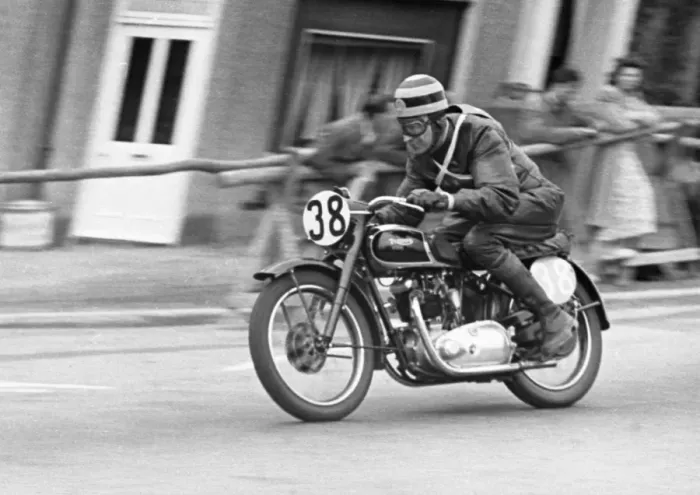 Framed Print : Willie Wilshire (Triumph) 1950 Junior Clubman TT Framed Print : Willie Wilshire (Triumph) 1950 Junior Clubman TT