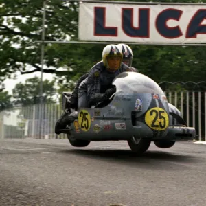 Alan Sansum & B L Harris (Quaife Triumph) 1974 750 Sidecar TT