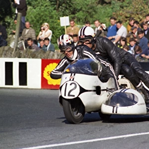 Alan Sunsum / Alex Macfadzean (Triumph) at Quarter Bridge: 1968 Sidecar TT