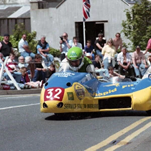 Alistair Lewis & Bill Annandale (Windle Kawasaki) 1993 Sidecar TT