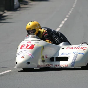 Andrew Thompson & Steve Harpham (Fanuc Honda) 2005 Sidecar TT