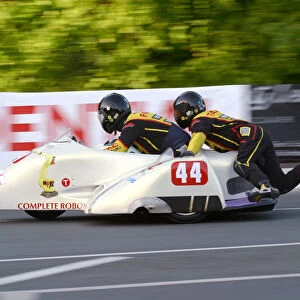 Andy Thompson & Steve Harpham (Fanuc Honda) 2004 Sidecar TT