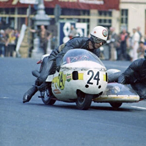 Bob Kewley & John Whiting (Rumble BSA) 1970 750 Sidecar TT
