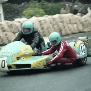 Bran Bardsley & Peter Cropper (Yamaha) at Braddan Bridge Bran Bardsley & Peter Cropper (Yamaha) at Braddan Bridge