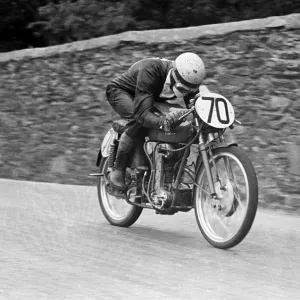 Cecil Sandford (MV) on Braddan Straight: 1952 Ultra Lightweight TT