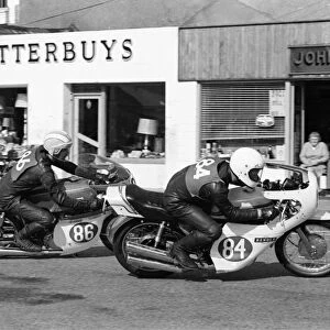 Charlie Garner (Kawasaki, 86) & George Barker (Honda) 1972 Production TT