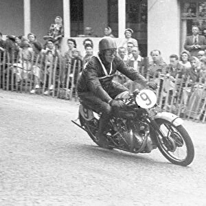 Charlie Howkins (Vincent) 1950 1000 Clubman TT