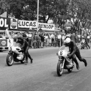 Chas Mortimer (Broad Yamaha, 5) and Malcolm Uphill (Padgett Yamaha) 1971 Junior TT Chas Mortimer (Broad Yamaha, 5) and Malcolm Uphill (Padgett Yamaha) 1971 Junior TT