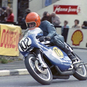 Dave Goodfellow (Crooks Suzuki) 1974 Senior Manx Grand Prix