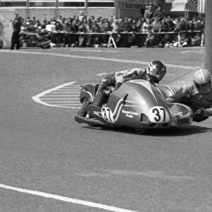 Dave Saunders & Peter Mooney (Kawasaki) 1981 Sidecar TT