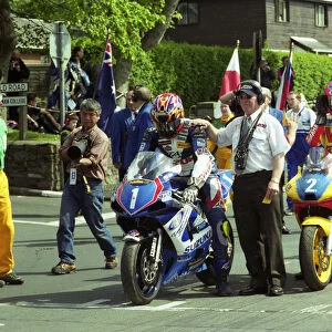 David Jefferies (TAS Suzuki) and Jim Moodie (V&M Yamaha) 2002 Junior 600 TT