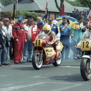 Eddie Laycock (Yamaha) and Carl Fogarty (Honda) 1989 Senior TT