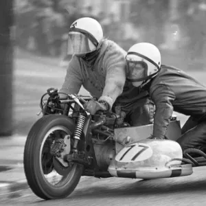 Eric Bregazzi & Jimmy Creer (Rumble BSA) 1972 750 Sidecar TT