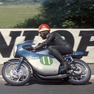 Frank Perris (Crooks Suzuki) 1968 Lightweight TT