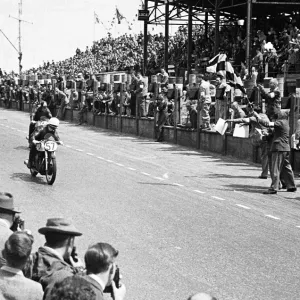 Geoff Duke and Artie Bell (Norton) 1950 Senior TT