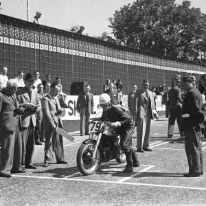 Geoff Duke (Norton) 1950 Junior TT