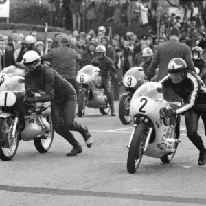 Gunter Bartusch (MZ, 1) and Tony Jefferies (Yamsel) 1971 Junior TT Gunter Bartusch (MZ, 1) and Tony Jefferies (Yamsel) 1971 Junior TT