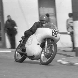 Gwyn Evans (AJS) 1963 Junior Manx Grand Prix