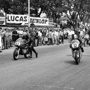Jack Findlay (Aermacchi, 11) and Giacomo Agostini (MV) 1970 Junior TT