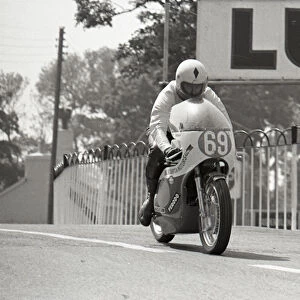 Jason McEwan (Yamaha) 1975 Junior TT