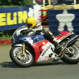 Joey Dunlop (Honda) à Ballacraine ; 1988 Production B TT Joey Dunlop (Honda) à Ballacraine ; 1988 Production B TT