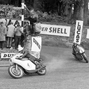 John Hartle (Gilera) and Mike Hailwood (MV) 1963 Senior TT