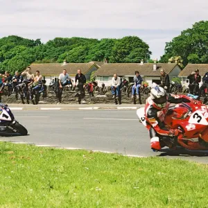 John McGuinness (Yamaha) leads Adrian Archibald (Suzuki) 2004 Formula One TT John McGuinness (Yamaha) leads Adrian Archibald (Suzuki) 2004 Formula One TT