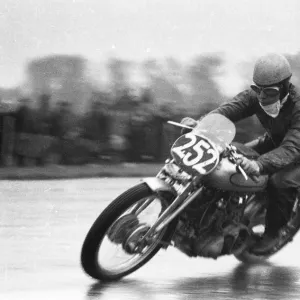 John Surtees (Vincent) 1952 Thruxton