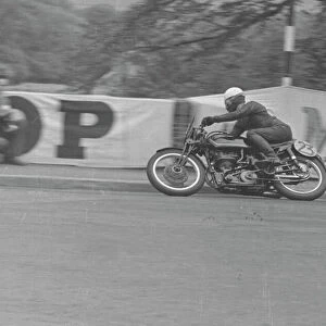 Les Graham at Quarter Bridge: 1952 Ultra Lightweight TT