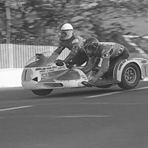 Mac Hobson / Gordon Russell (Yamaha) 1976 500 Sidecar TT
