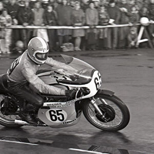 Malcolm Lucas (Bee Bee Norton) 1975 Senior TT