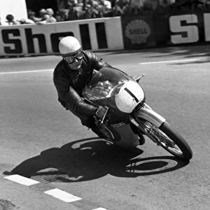 Malcolm Uphill (Crooks Suzuki) 1968 Lightweight TT