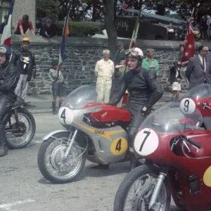 Mike Hailwood (Honda) & Swiss Gyula Marsovszky (Matchless) 1967 Senior TT